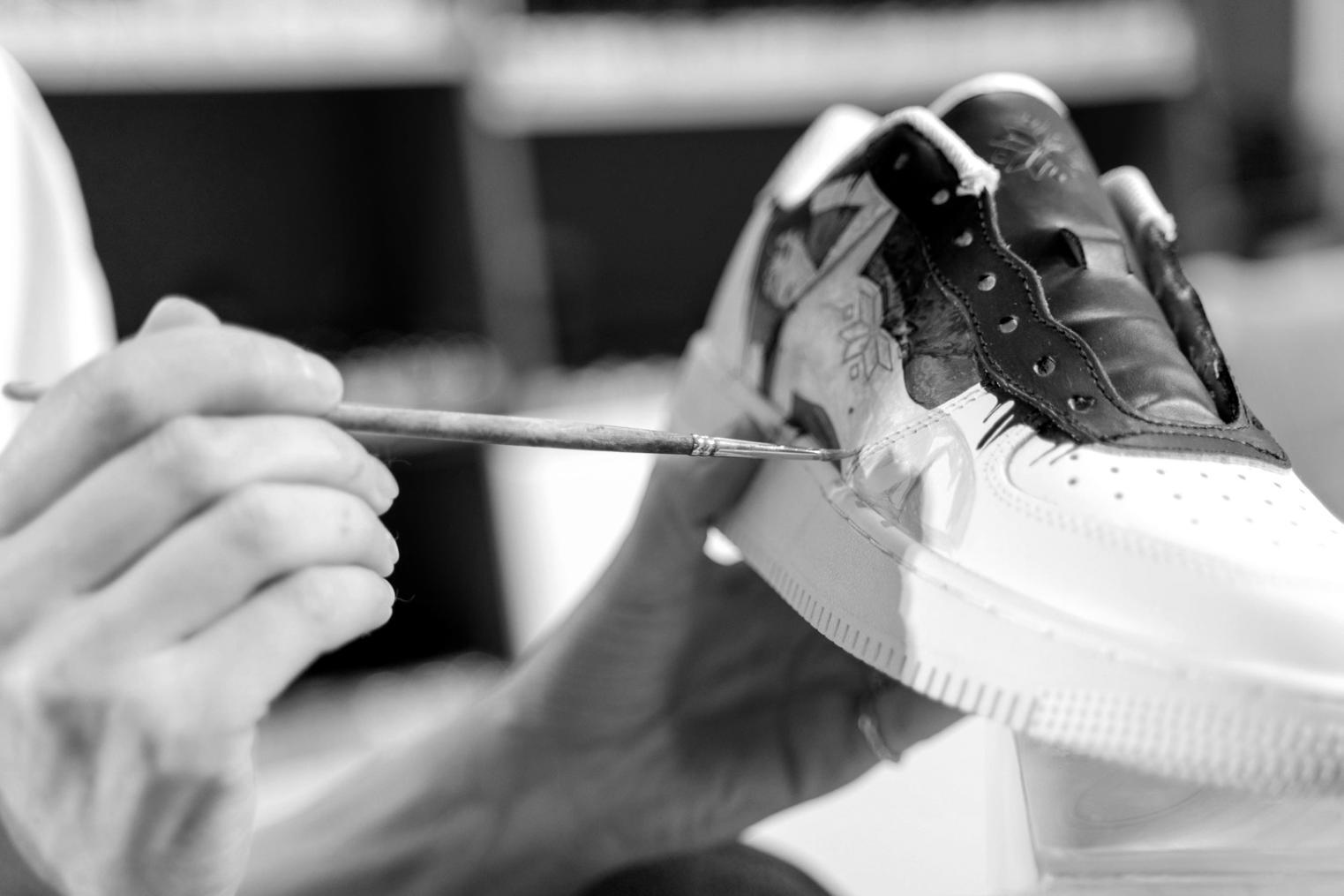 Espacio de trabajo creativo en vireloxandia con materiales de dibujo